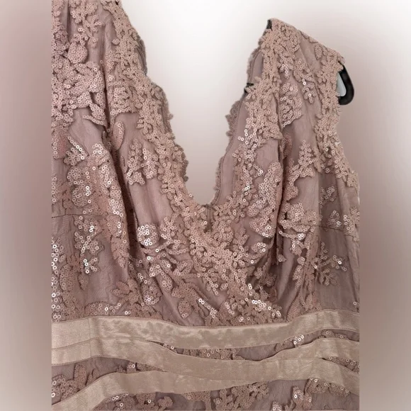 60% polyester, 40% nylon
Rose pink colored lace and sequins. - Picture 2 of 4